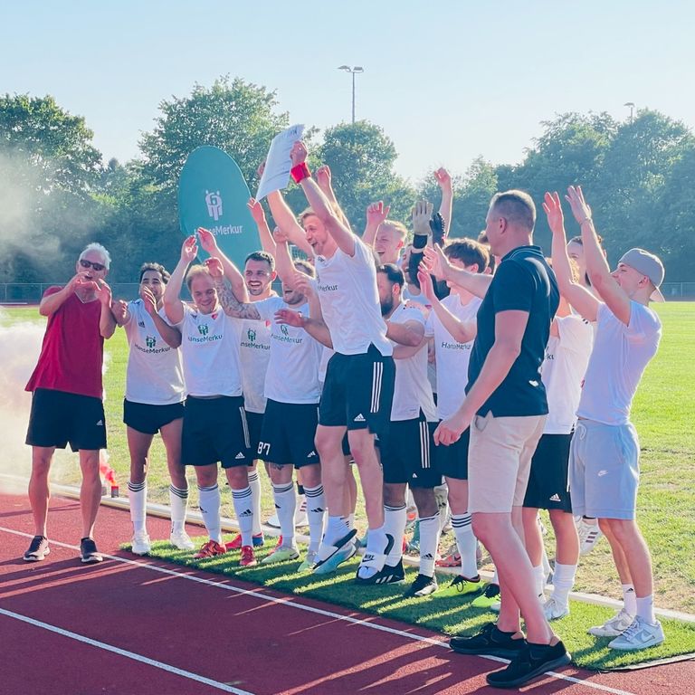 Die 1. Herrenmannschaft der KT gewinnt den HanseMerkur-Cup unter dem Beifall von Bürgermeisterkandidat Stefan Bohlen
