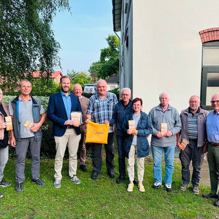 Die Mitglieder des ADFC Kaltenkirchen treffen den Bürgermeisterkandidaten Stefan Bohlen